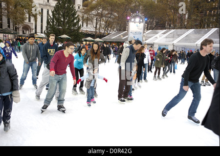 USA: NYC, NY. People ice skating at Citi Pond at Bryant Park behind the New York Public library in Manhattan, November 18, 2012. Stock Photo