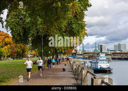 Tom McCall Waterfront Park along the banks of the Willamette River, Portland, Oregon, USA Stock Photo