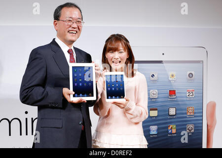 November 30, 2012, Tokyo, Japan - President Koji Tanaka of KDDI, Japan's second largest communication carrier, shows off Apple's iPad mini with cellular connectivity in a count-down event at its studio in Tokyo on Friday, November 30, 2012. It is the first time for KDDI, the provider of the au mobile communication services, to offer the iPad series, Apple's popular line of multipurpose tablet computers. (Photo by AFLO) UUK -mis- Stock Photo