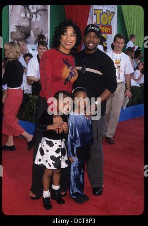 LEVAR BURTON with wife Stephanie Kozart and daughters Michaela and ?.Toy story 2 premiere at El Capitan theatre in Hollywood , Ca. 1999.k17172lr.(Credit Image: © Lisa Rose/Globe Photos/ZUMAPRESS.com) Stock Photo