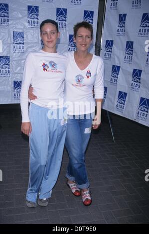 JAMIE LEE CURTIS with daughter Annie Guest.AIDS walk 2000 at Paramount Studios in Los Angeles.k20103mr.(Credit Image: © Milan Ryba/Globe Photos/ZUMAPRESS.com) Stock Photo