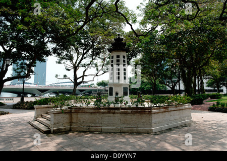 Lim Bo Seng Memorial. with Chinese Lion, Esplanade PArk, Singapore, Asia Stock Photo