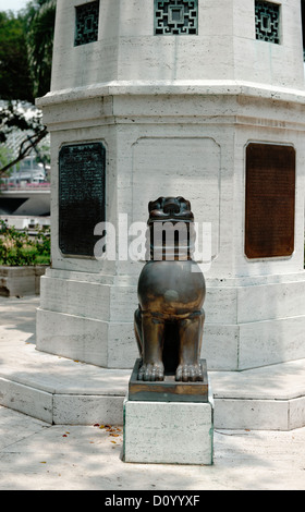 Lim Bo Seng Memorial. with Chinese Lion, Esplanade PArk, Singapore, Asia Stock Photo