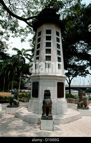 Lim Bo Seng Memorial. with Chinese Lion, Esplanade PArk, Singapore, Asia Stock Photo