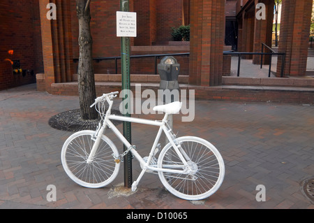 White Ghost Bike Memorial for Jen Shao Stock Photo