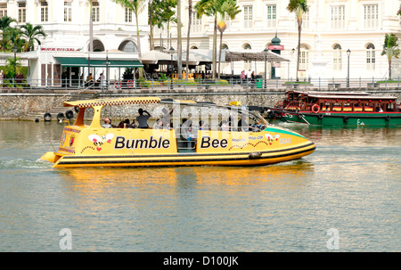 Bumble Bee tour boat with tourists sightseeing on the Singapore River, Singapore, Asia Stock Photo