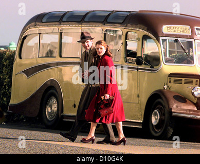 Ralph Feinnes and Julianne Moore cross the road on Brighton seafront during the filming of The End of an Affair - 1999 Stock Photo