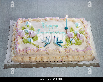 1960s HAPPY ANNIVERSARY CAKE DECORATED ONE SINGLE CANDLE RECTANGULAR SHEET CAKE Stock Photo