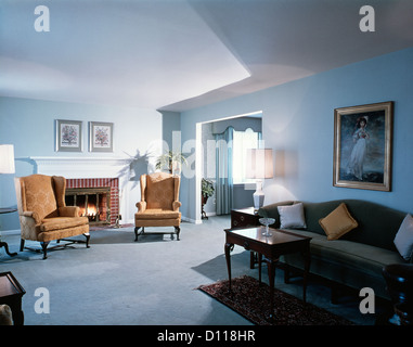 1970s LIVING ROOM BLUE WALL TO WALL CARPETING ENGLISH TRADITIONAL FURNITURE Stock Photo