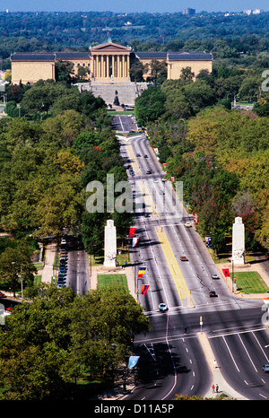 1990s BEN FRANKLIN PARKWAY AND PHILADELPHIA ART MUSEUM PHILADELPHIA PENNSYLVANIA USA Stock Photo