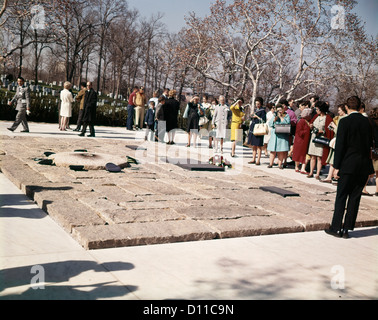 1960s GRAVE JOHN FITZGERALD KENNEDY JFK AMERICAN PRESIDENT ARLINGTON NATIONAL CEMETERY Stock Photo