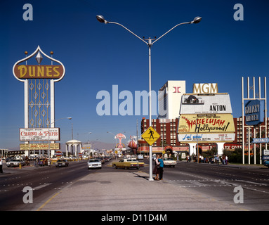 1970s 1980s THE STRIP LAS VEGAS DAYTIME Y SHAPED STREETLIGHT THE DUNES CASINO SIGN MGM HILTON BARBARY COAST Stock Photo