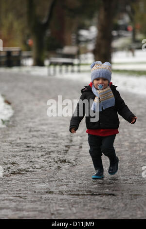 Chelmsford, Essex, 5th December 2012, The early December snow fall covers Central Park, Chelmsford.  Credit:  Matt Wing / Alamy Live News Stock Photo