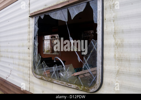 derelict mobile home homes trashed smashed window windows vandalized holiday from hell bad accommodation hotel hotels rooms site Stock Photo