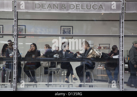 Shoppers, tourists and just plain New Yorkers take a breather at one of the many cafes in Manhattan, NYC. Stock Photo