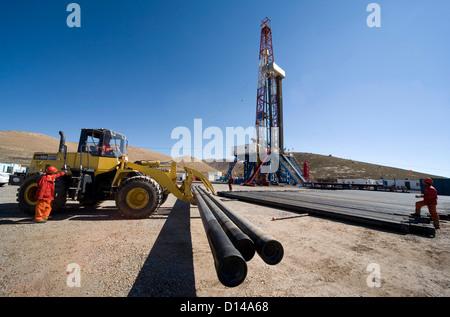 Onshore oil and gas exploration site. Pipes and casings being moved before being lifted to rig platform floor. Iraq Kurdistan Stock Photo