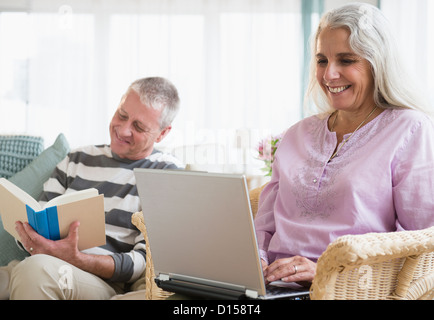 USA, New Jersey, Jersey City, Elderly couple sitting in living room with laptop Stock Photo