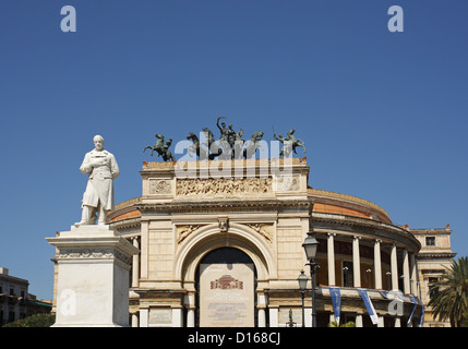 Teatro Politeama and the statue of Ruggero Settimo, Palermo, Sicily, Italy Stock Photo