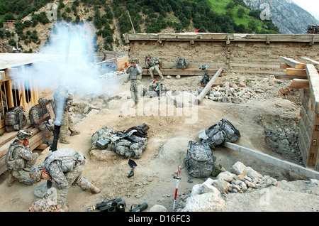 US Army Soldiers fire mortar rounds at suspected Taliban fighting positions in the village of Barge Matal in eastern Nuristan province, Afghanistan July 12., 2009. US and Afghan National Security Forces secured the remote mountain village which was overwhelmed by insurgent forces several days prior. Stock Photo