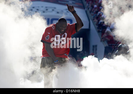 Tampa Bay Buccaneers Warren Sapp watches as his team beats the New Orleans  Saints, 14-7, December 7, 2003. (UPI Photo/A.J. Sisco Stock Photo - Alamy