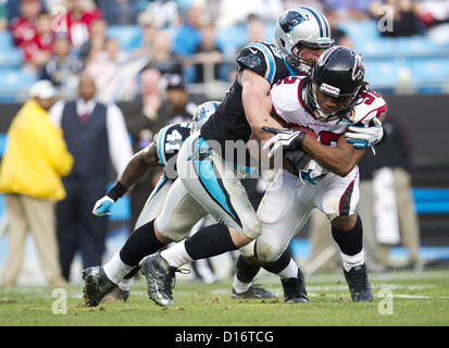 Dallas Cowboys vs. Atlanta Falcons. NFL match poster. Two american football  players silhouette facing each other on the field. Clubs logo in  background. Rivalry concept photo. Stock Photo