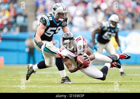 Atlanta Falcons vs. Las Vegas Raiders. Fans support on NFL Game. Silhouette  of supporters, big screen with two rivals in background Stock Photo - Alamy