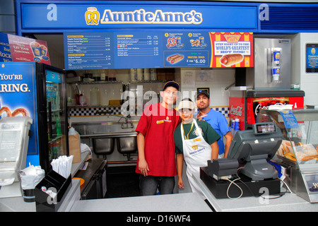 Illinois,IL Cook County,O'Hare International Airport,ORD,gate,terminal,Auntie Anne's,fast food,restaurant restaurants food dining cafe cafes,hot dog,H Stock Photo