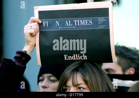 Employees of publishing house Gruner + Jahr Business Media demonstrate in front of their employer's headquarters in Hamburg, Germany, 07 December 2012. The final issue of the daily business nespaper 'Financial Times Germany' (FTD) appeared on 07 December 2012. Photo: CHRISTIAN CHARISIUS Stock Photo