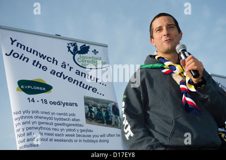 Chief Scout BEAR GRYLLS addressing welsh girl and boy scouts at a camp in Ceredigion, West Wales, UK Stock Photo