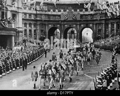 ELIZABETH II on the way to her Coronation in June 1953 passes under Admiralty Arch Stock Photo