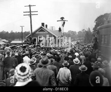 President-elect Franklin Roosevelt was greeted by a crowd at the Warm Springs railroad station. FDR arrived at his favorite Stock Photo