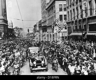 Governor Franklin Roosevelt campaigning for President in Atlanta. FDR waves his hat at the crowds from the back seat of his Stock Photo