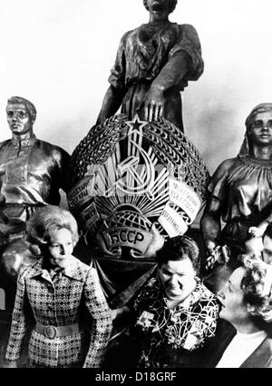 First Lady Pat Nixon (left) and Mrs. Andrei Gromyko (center) at a monument to workers during their tour of Moscow’s underground Stock Photo