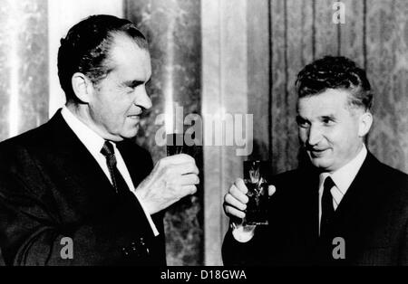 President Richard Nixon toasts President, Nicolae Ceausescu during his visit to Romanian. The Socialist Republic of Romania was Stock Photo