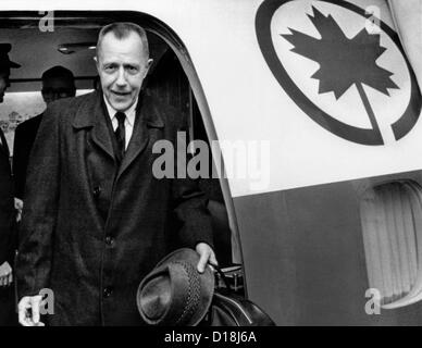 karpis alvin enemy public alamy 1930s arrives montreal international francis creepy arthur doc left released airport barker mugshots his plastic