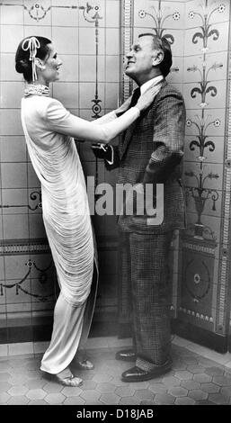 Model Marlene Zipp visiting fashion designer Bill Blass. Ca. Oct 17, 1979. (CSU ALPHA 1321) CSU Archives/Everett Collection Stock Photo