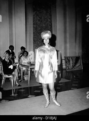 Emilio pucci fashion 1960s hi-res stock photography and images - Alamy