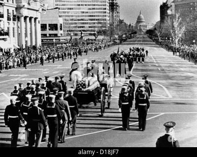 President John Kennedy’s funeral procession crossing the Memorial ...