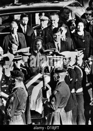 President Lyndon and Lady Bird Johnson behind Robert, Jacqueline and Edward Kennedy as the Kennedy funeral arrives for Stock Photo