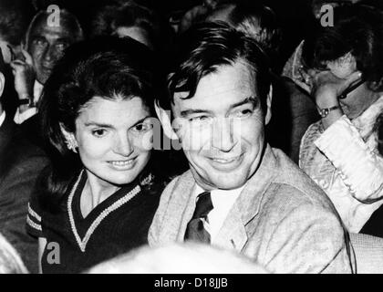 https://l450v.alamy.com/450v/d18jjb/jacqueline-kennedy-onassis-and-architect-edward-barnes-attend-a-broadway-d18jjb.jpg