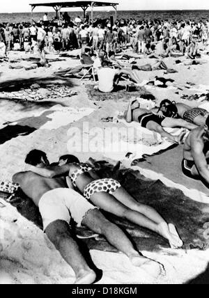 College students on the beach at Ft. Lauderdale during spring break. March 25, 1967. (CSU ALPHA 1556) CSU Archives/Everett Stock Photo