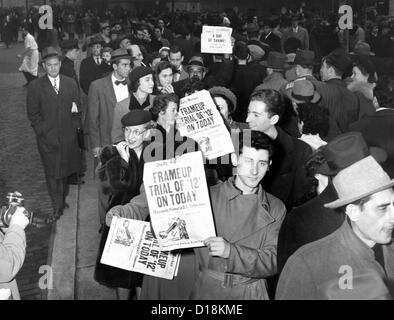 Communist Party members display the headlines of the 'Daily Worker', which reads. 'Frame Up Trial of '12' on Today.' June 1949. Stock Photo