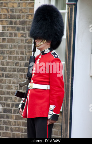 A member of the Scots Guards stands on ceremonial duty outside St James Palace, London Stock Photo