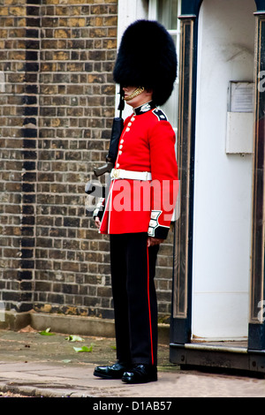 A member of the Scots Guards stands on ceremonial armed guard, outside St James Palace, London Stock Photo