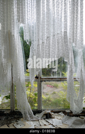 Ms. Wald, Germany, zerrisene curtains at the window of the former NVA rest home Stock Photo