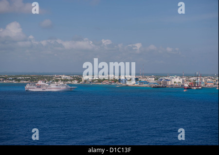 British West Indies, Cayman Islands, Grand Cayman, George Town, Hanseatic, cruise ship Stock Photo