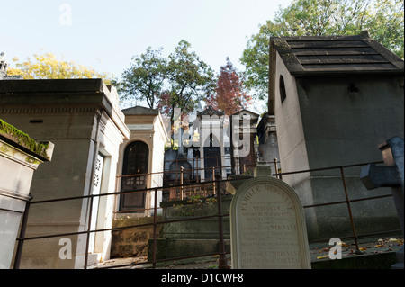 Père Lachaise Cemetery (Cimetière du Père-Lachaise) in autumn Stock Photo