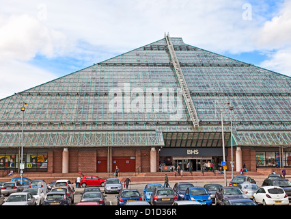 Exterior and entrance of the BHS store in St Enoch Shopping Centre, Glasgow, Scotland. Car park. Customers entering and leaving. Stock Photo