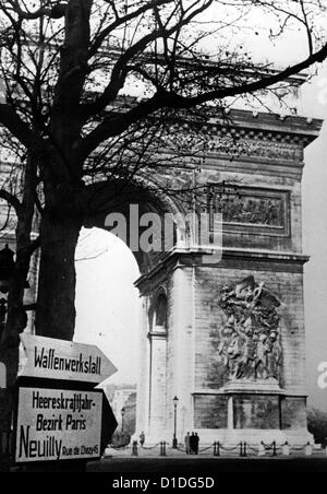 Two street signs in German language lead the way to the 'Waffenwerkstatt' (Armouries) and to 'Heereskraftfahr-Bezirk Paris, Neuilly, Rue de Chezy 45' (Army Traffic District Paris, Neuilly, Rue de Chezy 45) are pictured at Arc de Triomphe on Place de l'Etoile (today: Place Charles de Gaulle) in Paris, France, in December 1940. Fotoarchiv für Zeitgeschichte Stock Photo