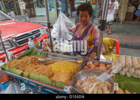 A street vendor prepares a plate of Pad Thai on Khaosan Road, Banglamphu, Bangkok, Thailand, Southeast Asia, Asia Stock Photo